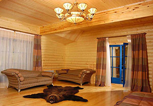 Деревянный интерьер зала фото